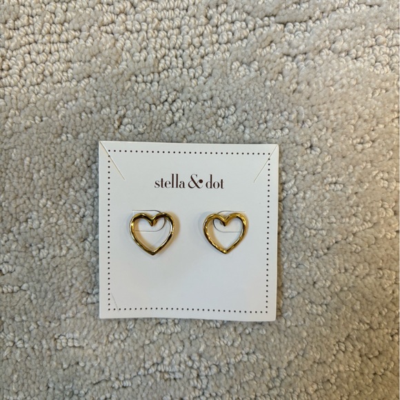 Stella & Dot Hammered Heart GOLD Stud Earrings - Picture 6 of 8